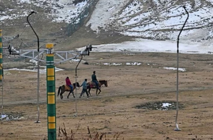 Wisata Ski di Kashmir Himalaya Terdampak Cuaca Ekstrem, Salju Berkurang Drastis