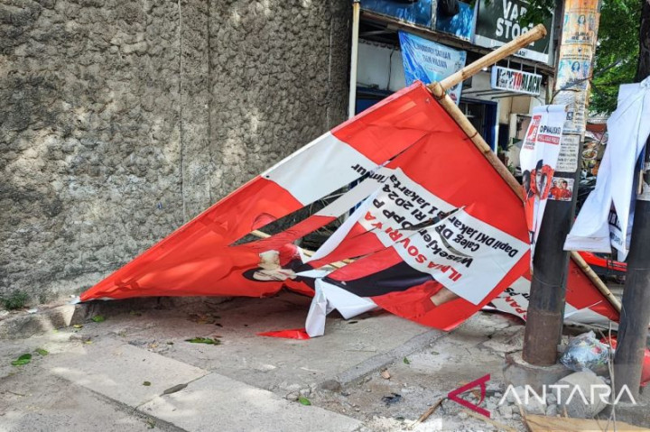 Baliho Caleg Roboh Timpa Pengendara Motor di Cakung