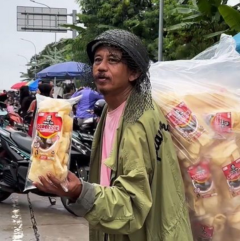 Epy Kusnandar Tak Mau Malu Jualan Kerupuk Keliling