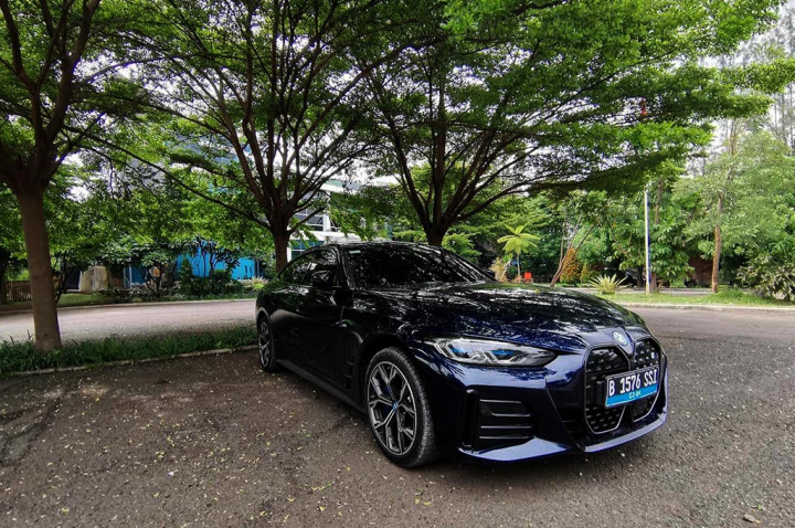 BMW i4 Jadi Citra Keluarga Muda Ningrat