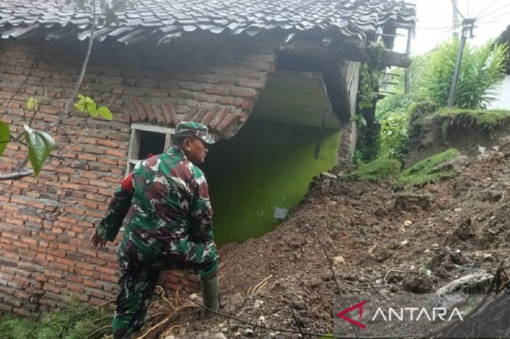 Longsor di Sukabumi Tutup Jalan hingga Merusak Rumah