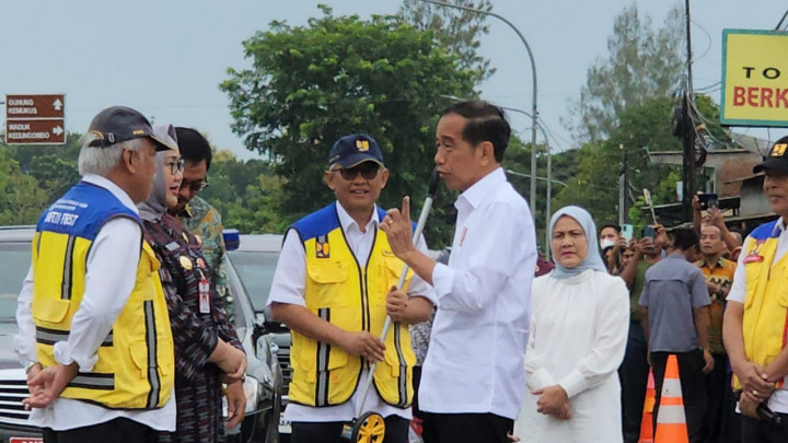 Kunjungi Sragen, Jokowi Sidak Pembangunan Jalan Solo-Purwodadi yang Kerap Rusak