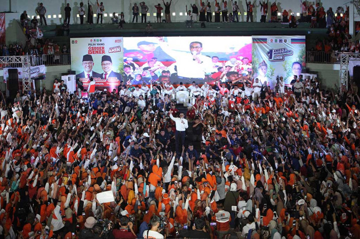 Foto Terpopuler: Anies Kampanye Akbar di Parung hingga Surya Paloh Kunjungi Sentra Tenun Pringgesela