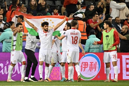Skuat Tajikistan memastikan tiket lolos 16 besar Piala Asia 2023. (Foto: AFP/Hector Retamal)