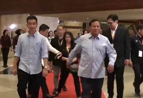 Momen Saat Ajudan Prabowo Dorong Panitia Jauhi Gibran