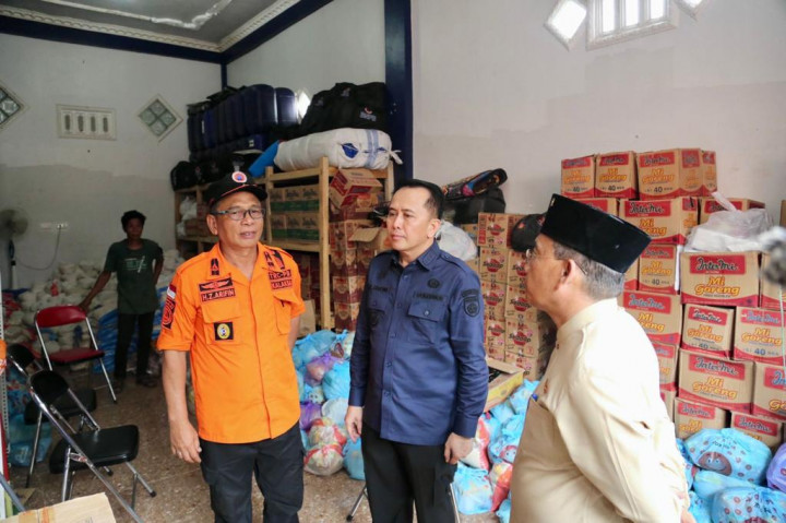 Pj Gubernur Sumsel Salurkan Kebutuhan Korban Banjir di Muratara