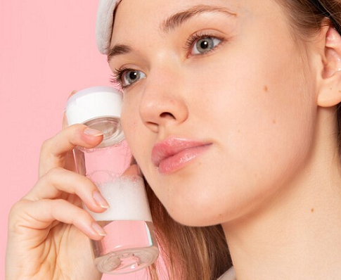 Toner dapat membuat kulitmu terasa segar.  (Foto: Ilustrasi. Dok. Freepik.com)
