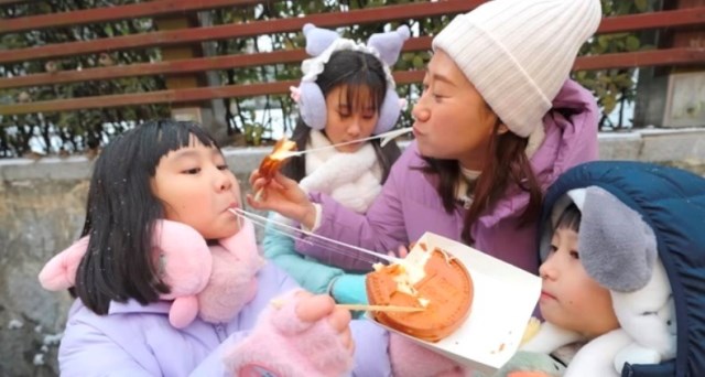 Keluarga Kimbab Family sedang menikmati street food khas musim dingin. Berikut pilihannya. (Foto: Dok. Kimbab Family/Gushcloud)