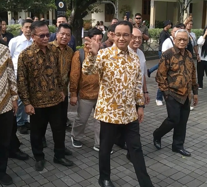 Berpakaian Batik, Anies Tiba di Kepatihan Yogyakarta Bertemu Sri Sultan