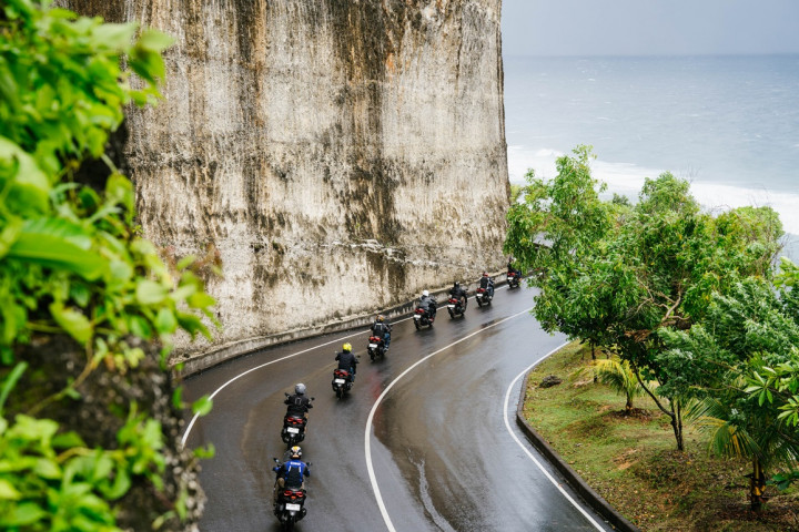 Pengendara Sepeda Motor Wajib Waspadai Musim Hujan, Ini Tipsnya