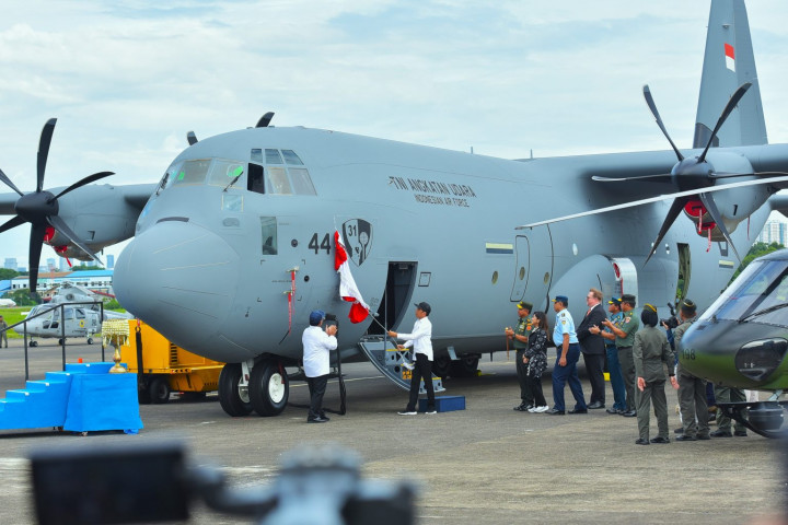 Jokowi Witnesses Handover of Super Hercules Airplane to the Indonesian Air Force