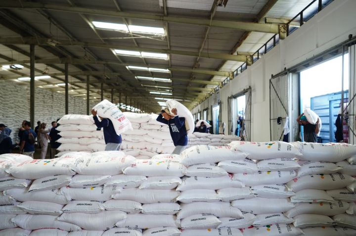 Mentan Bakal Cabut Izin Distributor yang Endapkan Stok Pupuk Subsidi