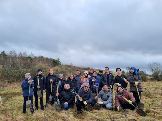 Ikut Peduli Lingkungan, Mahasiswa Indonesia di Glasgow Tanam Pohon di Cathkin Saat Puncak Musim Dingin