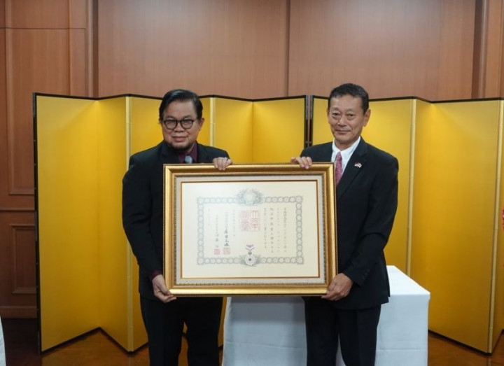 Guru Besar Unesa Terima Bintang Jasa dari Pemerintah Jepang