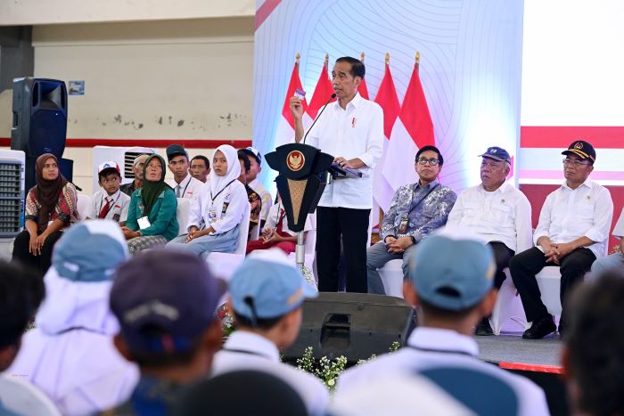 Jokowi Sebut Bantuan KIP Boleh untuk Alat Tulis hingga Seragam, Kalau Beli Pulsa?