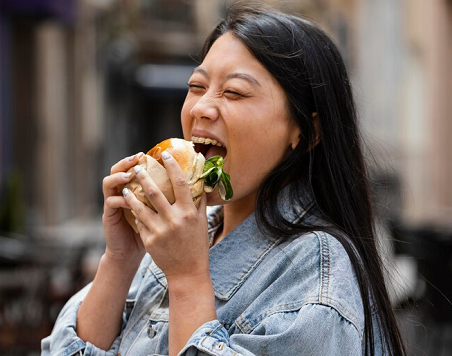 Studi HCC Ungkap Alasan Perempuan Paling Berisiko Mengalami Emotional Eating