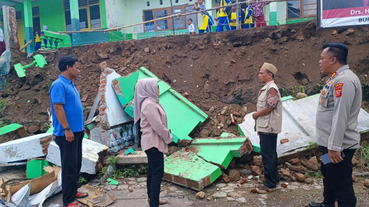 Tembok Penahan Tanah Tertimbun Longsor, Ratusan Siswa SDN 1 Sinarancang Cirebon Terancam