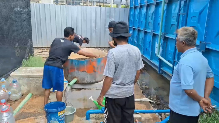 Malangnya Warga Kampung Bayam, Terpaksa Suling Air dari Sumur Buatan untuk Kebutuhan
