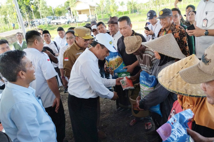 Mentan Pimpin Gerakan Tanam Padi Bersama Petani di Lombok Tengah