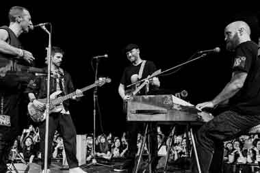 Chris Martin Sempat Hentikan Sejenak Konser Coldplay di Singapura dan Memohon Ini