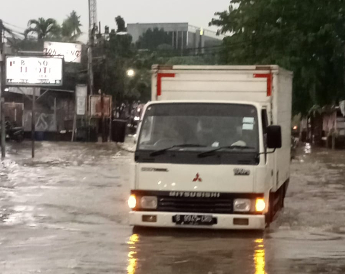 Waspada Aquaplaning Di Musim Hujan, Ini Tipsnya!