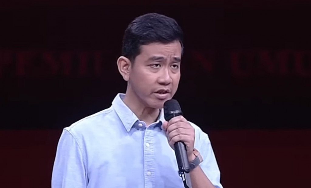 Gibran Anggap Salam Dua Jari dari Mobil Presiden Hal Biasa