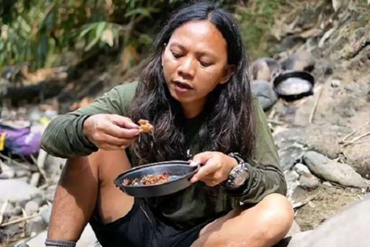 Sinting! Youtuber Dede Inoen Keracunan Usai Makan Kotoran Kuda