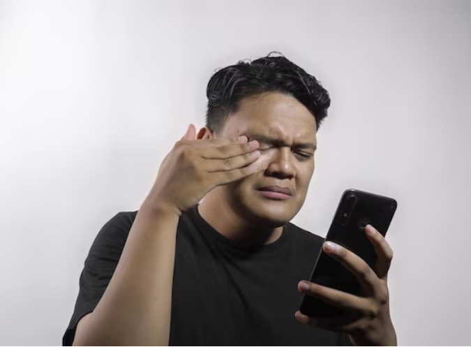 Penggunaan gadget terlalu lama dapat meningkatkan resiko kerusakan pada mata. Ilustrasi-Freepik