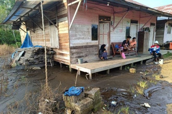 Lahan warga di Desa Namun Kecamatan Jaro, Kabupaten Tabalong yang terendam tumpahan minyak dari pipa Pertamina. ANTARA/HO-Polsek Jaro