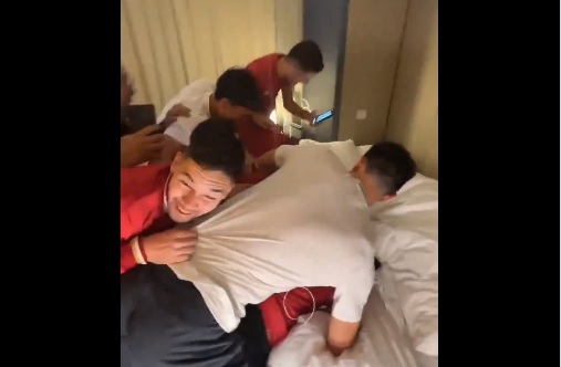 Viral! Punggawa Timnas Geruduk Kamar STY Usai Indonesia Dipastikan Lolos 16 Besar