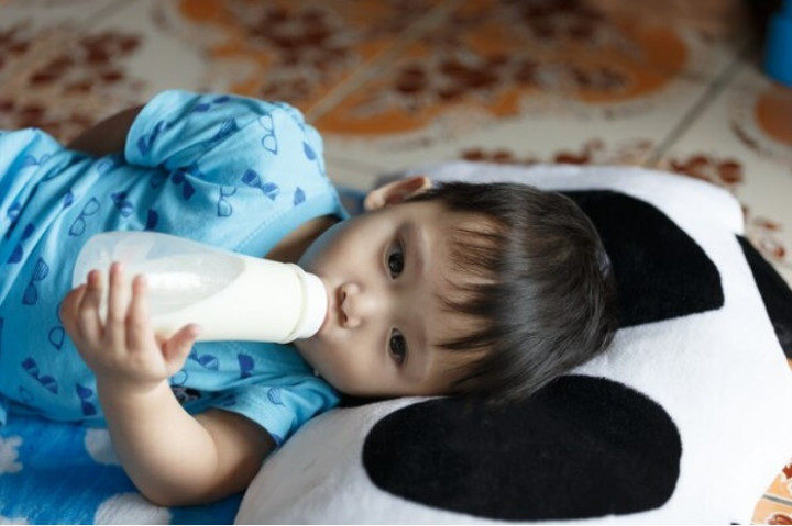 Moms, Ini Lho Efeknya si Kecil Minum Susu sebelum Tidur Malam