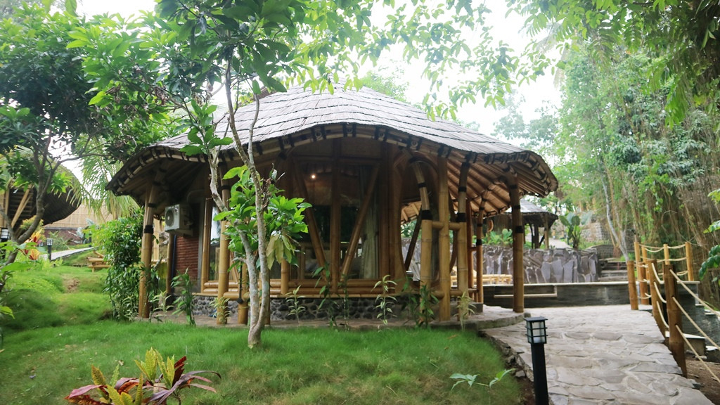 The Osing Bamboo Resort Banyuwangi bertempat Jl. Perkebunan Kalibendo No.Km. 5 No. 9, Dusun Wonosari, Taman Suruh, Kec. Glagah, Kabupaten Banyuwangi.