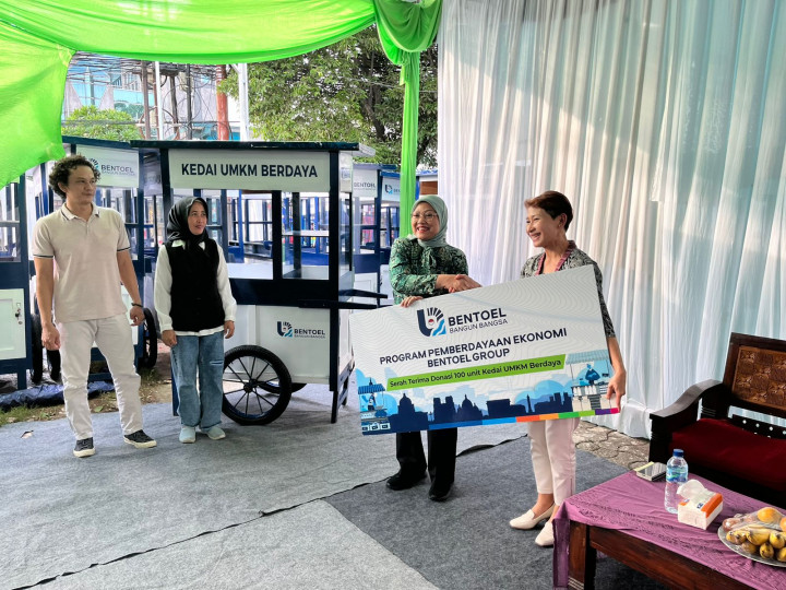 100 Unit Gerobak untuk UMKM Bantu Kembangkan Ekonomi Kerakyatan