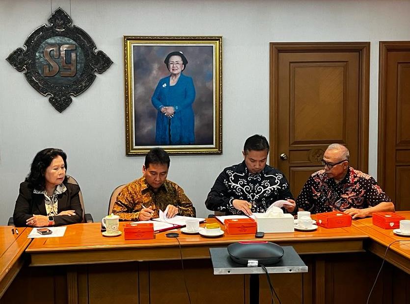 Penandatanganan Perjanjian Kerjasama Pengelolaan Hotel antara Hariyadi B. Sukamdani, MM selaku Vice President Director dan Kim Kustakim selaku Direktur PT. Amanah Ibu Rama. Dok. A. Firdaus/Medcom