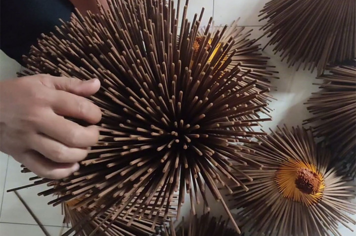 Jelang Imlek, Perajin Dupa Terima Lonjakan Permintaan Pesanan