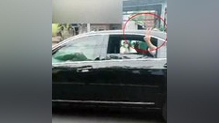 Iriana Jokowi Lambaikan Salam Dua Jari dari Mobil Kepresidenan, Boleh atau Tidak?