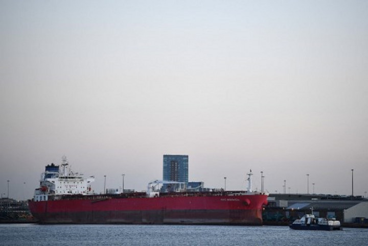 Diserang Rudal Houthi, Kapal Tanker Inggris di Teluk Aden Terbakar