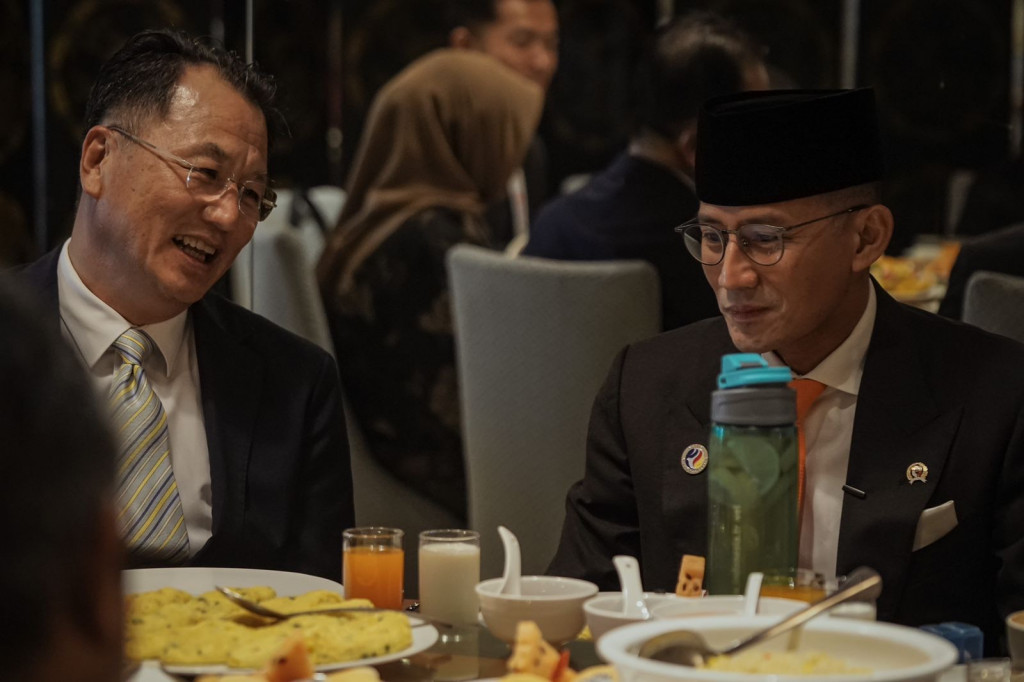 Menteri Pariwisata dan Ekonomi Kreatif/Kepala Badan Pariwisata dan Ekonomi Kreatif (Menparekraf/Kabaparekraf) Sandiaga Salahuddin Uno usai pertemuan dengan Director of the Regional Department for Asia and the Pacific at UN Tourism, Harry Hwang. Dok. Kemen