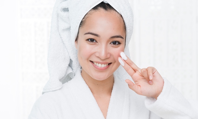 Dr. Muneeb Shah: 5 Menit Pertama Setelah Mandi, Paling Baik Pakai Pelembap