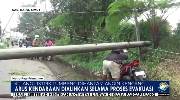 Angin Kencang Terjang Karo Sumut, 4 Tiang Listrik Tumbang