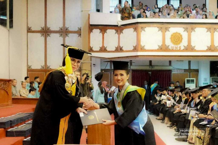 Chatarina Pertama Kali Pimpin Wisuda Sejak Ditunjuk Jadi Plt. Rektor UNS