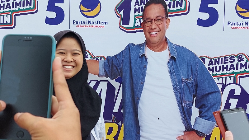 Mejeng di Lapangan Tegalega Bandung, Foto Both Anies Diserbu Warga