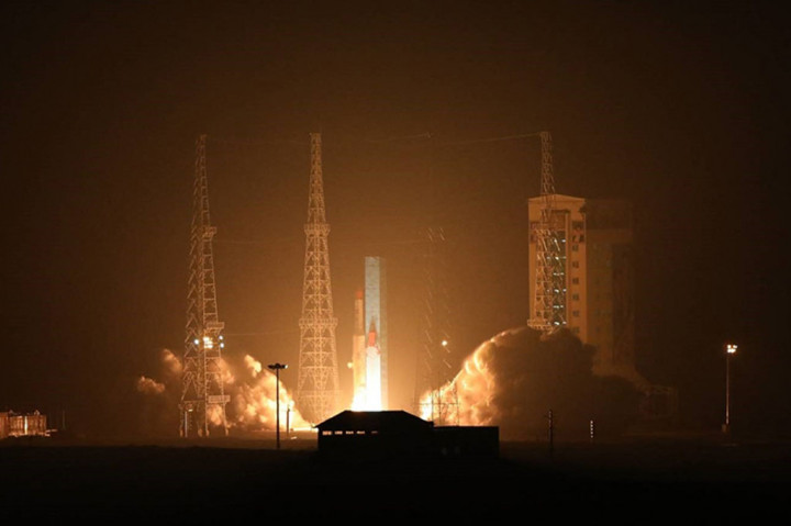 Iran Luncurkan Tiga Satelit ke Orbit