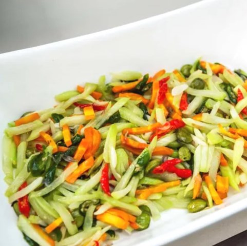 Sehat dan ramah di kantong, yuk buat resep tumis labu siam dengan wortel. (Foto: Dok. Endeus TV)