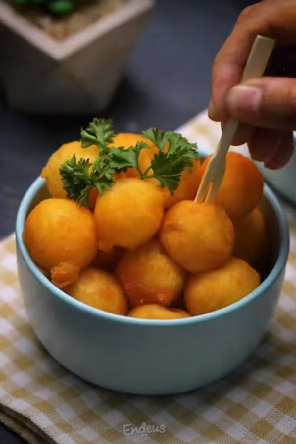 Potato pom pom bertekstur lembut renyah kentang, dengan taburan bumbu keju gurih. (Foto: Dok. Endeus TV)