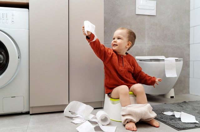 Moms, Sudah Siapkah Si Kecil Belajar Toilet Training? Begini Tips mengajarinya