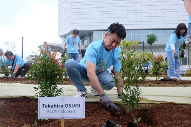 Cibubur Sambut Aeon Store Terbaru dengan Kegiatan Penanaman Pohon Bersama
