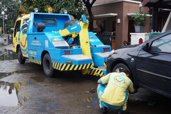 Hati-Hati Derek Mobil Hybrid, Jangan Salah Angkat Ban!