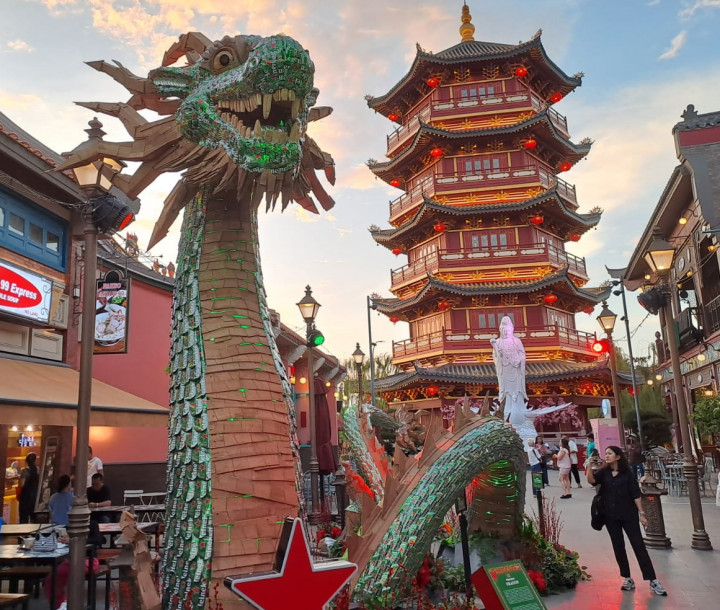 Instalasi Naga Raksasa Sita Perhatian Pengunjung Pantjoran PIK