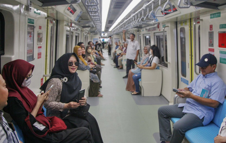 Jangan Cemas, Barang Tertinggal di LRT Jabodebek Pasti Diamankan Petugas Kok!